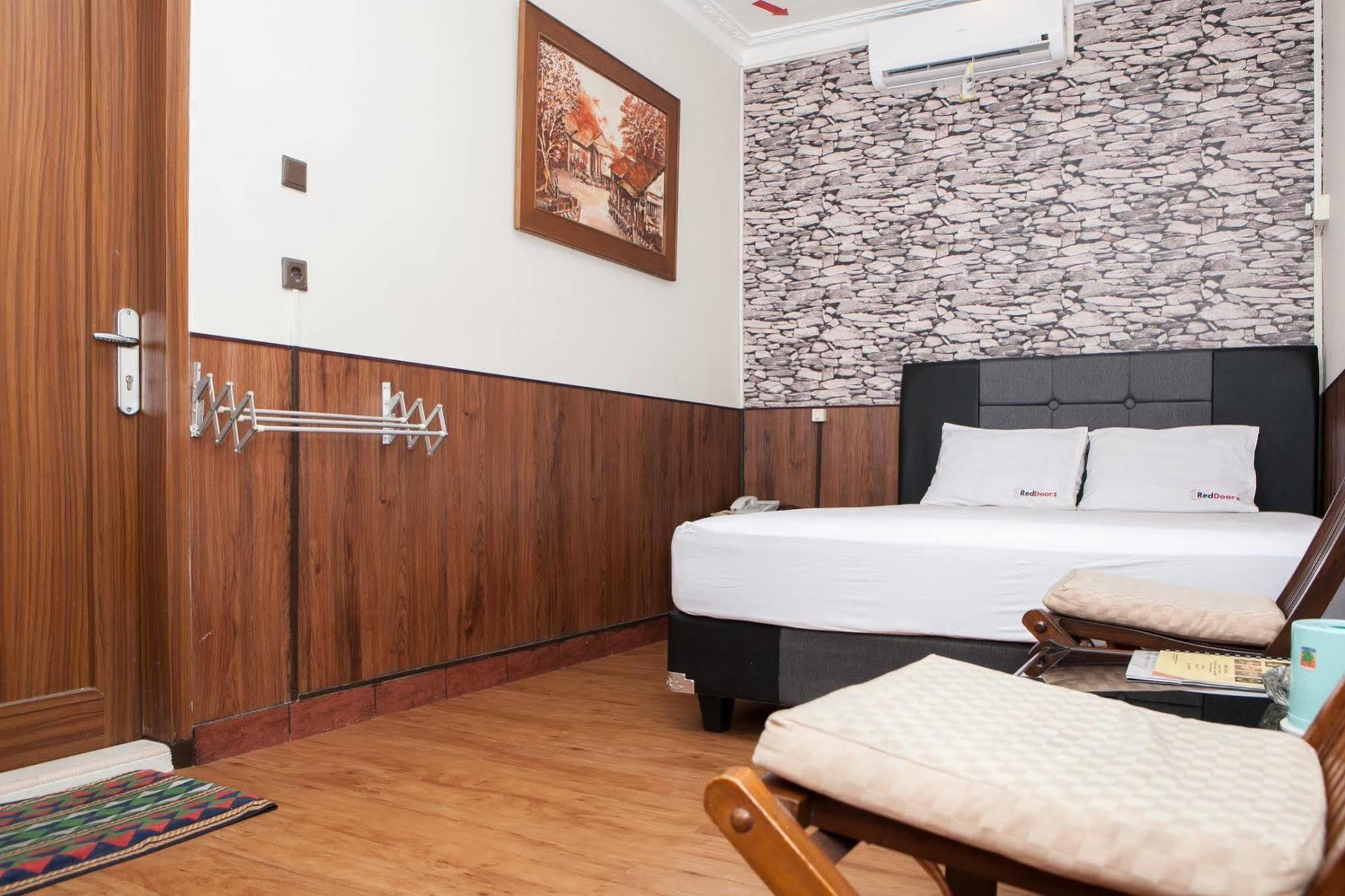 Reddoorz Plus Near Riau Street Bandung Exterior foto